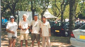 11 z04 EQUIPE DE BOULES LYONNAISE DE BOUSFER CHAMP FRANCE A LODEVE 2001